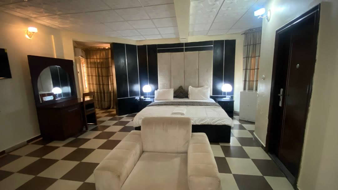 Executive Room — bedroom and workspace