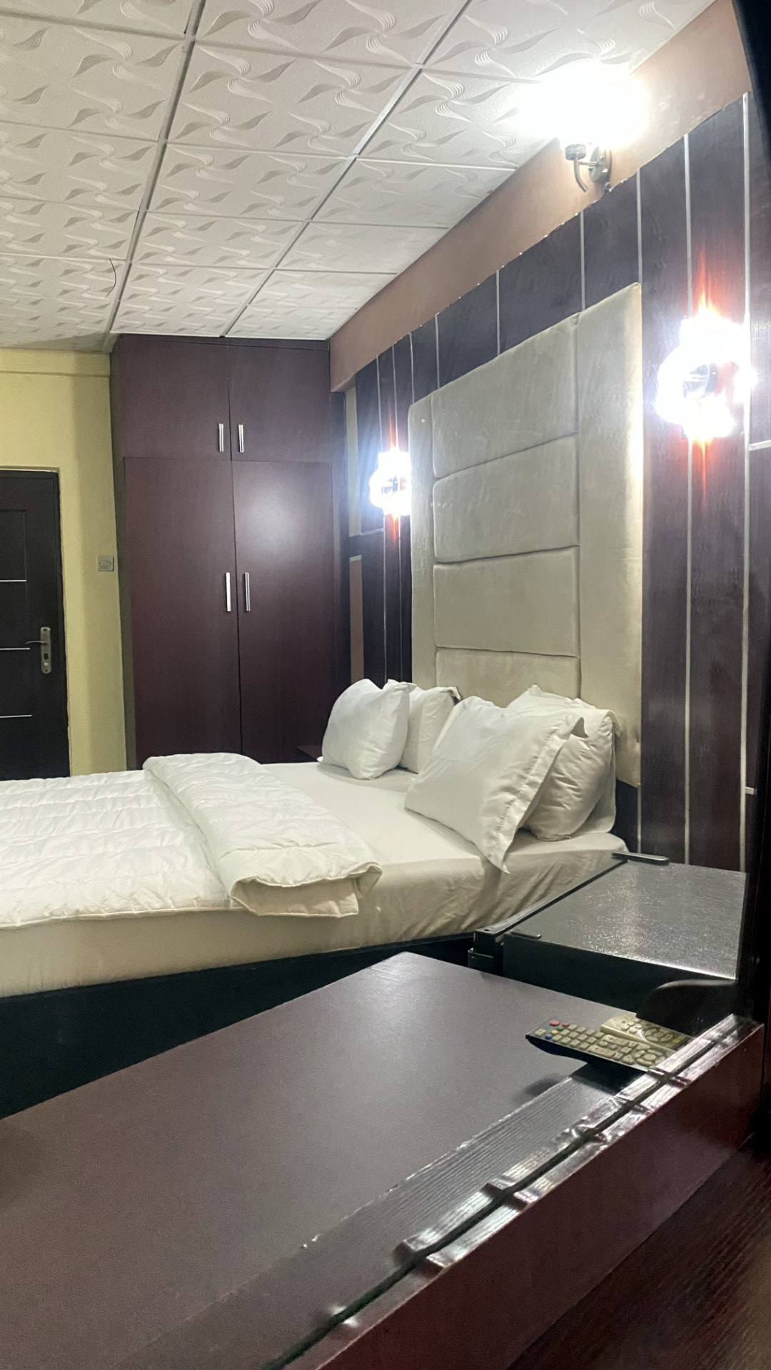 Guest room — detailed bedside view