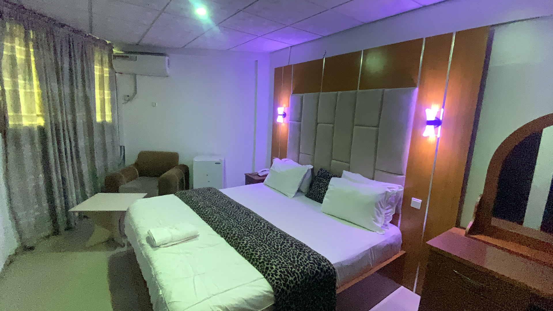 Guest room — bed and seating area
