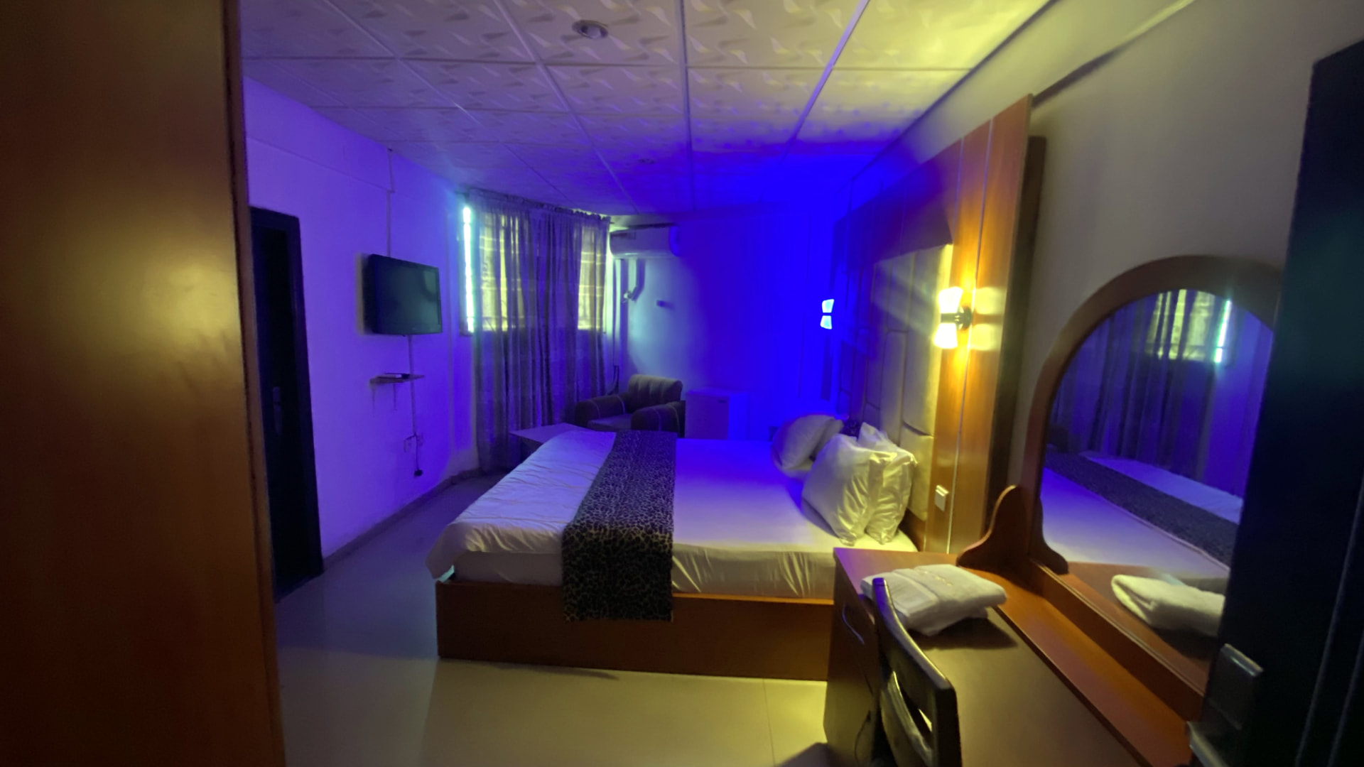 Guest room — mirrored wardrobe and lounge