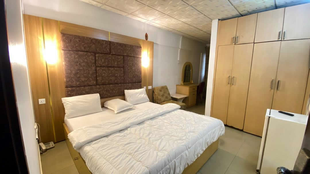 Delux Special — bedroom and vanity
